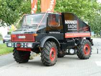 Unimog als Werbetrger fr  www.mnner-sache.de  steht an der B 84 in 36088 Hnfeld, August 2010