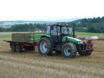 Deutz Fahr Agroxtra 4.57 steht mit angehngtem Anhnger auf einem Feld in Fulda-Dietershan, August 2010