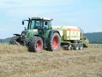 Fendt Vario 818 des Lohnunternehmens E. Jehn mit Krone Ballenpresse unterwegs auf einen Feld in Fulda-Dietershan, August 2010