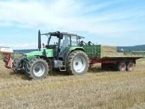 Deutz Fahr Agroxtra 4.57 steht mit angehngtem Anhnger auf einem Feld in Fulda-Dietershan, August 2010