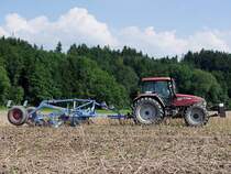 CASE-MXM140 bearbeitet mit einer Kurzscheibenegge (LEMKEN,  Rubin ) ein abgeerntetes Rapsfeld;100821