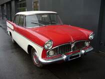 Simca Vedette  Chambord . 1960 - 1961. Die Vedette wurde von 1955 - 1961 im ehemaligen Ford Werk Poissy bei Paris gebaut, da Simca 1954 gekauft hat. Der Wagen war mit einem V8-Motor von Ford motorisiert, der 80 bzw. ab 1959 84 PS leistete. Die Ausstattungsvariante  Chambord  war nur in den letzten beiden Baujahren erhltlich. Insgesamt liefen 166.985 Vedettes vom Band. Besucherparkplatz des Dsseldorfer Meilenwerkes.