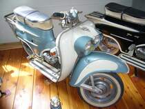 KTM Ponny I de Luxe von 1961. Dieser Roller wurde von einem 49 cm geblsegekhlten Zweitaktmotor von Puch angetrieben. Die maximale Geschwindigkeit des 3-Gang Motorrollers betrug 40 km/h. KTM ist brigens die Abkrzung fr Kronreif-Trunkenpolz-Mattighofen. Villacher Fahrzeugmuseum.