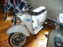 KTM Ponny II von 1962. Versehen mit einem 48,7 cm Puch Zweitaktmotor leistete dieser Roller 1,6 PS. Interessant ist das Pedal zum Antreten des Motores. Villacher Fahrzeugmuseum. 