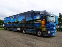 Der KLN-TRUCK, ein Actros 1844 der Spedition Schumacher aus Wrselen bei Aachen. Das Airbrush Kunstwerk zeigt einen Blick von der  scheel Sick ,(der rechten Rheinseite) ber den Rhein auf den Dom und der Hohenzollernbrcke. Auf der Beifahrerseite ist Kln im Sommer zu sehen. Diesen Khlzug gab es von Herpa auch als Modell im Mastab 1:87.  Bild vom 27.08.2010.
