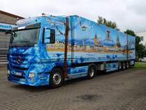 Der KLN-TRUCK, ein Actros 1844 der Spedition Schumacher aus Wrselen bei Aachen. Das Airbrush Kunstwerk zeigt einen Blick von der  scheel Sick ,(der rechten Rheinseite) ber den Rhein auf den Dom und der Hohenzollernbrcke. Auf der Fahrerseite ist Kln im Winter zu sehen. Diesen Khlzug gab es von Herpa auch als Modell im Mastab 1:87.  Bild vom 27.08.2010.