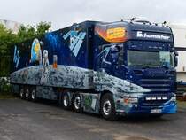 3achser Scania Zugmaschine mit Khlauflieger DIE RAUMFARHT der Spedition Schumacher aus Wrselen. Diesen Khlzug gab es von Herpa auch als Modell im Mastab 1:87. Bild vom 27.08.2010.