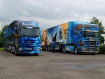 Strahlen um die Wette, links der KLNTRUCK mit einem Actros, rechts der JAHRHUNDERTTRUCK mit einer Scania Zugmaschine der Spedition Schumacher aus Wrselen. Beide Khlzge gab es von Herpa auch als Modell im Mastab 1:87. Bild vom 27.08.2010.