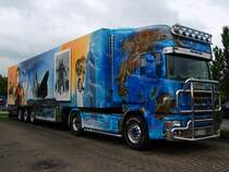 Endlich mal komplett mit dem richtigen Auflieger, der Scania JAHRHUNDERTTRUCK der Spedition Schumacher aus Wrselen. Diesen Khlzug gab es von Herpa auch als Modell im Mastab 1:87. Bild vom 27.08.2010.