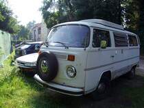 VW-T2 auf einem abelegenen Parkplatz abgestellt;100822