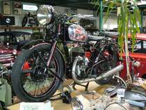 Puch 250 S4 Sport. 1934 - 1942. Die 250 S4 Sport war das erfolgreichste Puchmodell der Zwischenkriegszeit. Motorisiert mit einem 248 cm Doppelkolben-Einzylinder-Zweitaktmotor der ca. 11 PS leistete, konnten Fahrwerte bis zu 110 km/h erreicht werden. Bis zum  Anschlu  sterreichs an das Deutsche Reich wurden ca. 7.600 S4 Sport gebaut. Danach gibt es leider keine Produktionszahlen mehr. Villacher Fahrzeugmuseum.