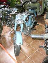 Puch 175 SV. 1953 - 1967. Die 175 SV lief whrend ihrer 14-jhrigen Bauzeit ca. 81.000 mal vom Band. Der 248 cm Einzylinder-Zweitakt-Doppelkolbenmotor leistete 10 PS. Die 175 SV gab es bis 1956 nur in blauer (wie auf dem Foto), 1957 in grner und ab Ende 1957 nur noch in schwarzer Lackierung. Das abgelichtete Fahrzeug ist stammt aus dem ersten Produktionsjahr. Villacher Fahrzeugmuseum.
