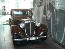 Audi Front Limousine Typ UW. 1933 - 1934. Dieses Fahrzeug war eine Produktion des gesamten Auto Union Konzernes. Der Frontantrieb stammte von DKW, der 40 PS starke Reihensechszylindermotor kam von Wanderer (daher auch das W in der Typenbezeichnung, whrend die Karosserie bei Horch gebaut wurde (die Cabriolets wurden bei Glser in Dresden karossiert). Die 5.900 RM teure Limousine verkaufte sich 1.817 mal. Audi Museum.