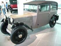 DKW Front F1 Cabrio Limousine. 1931 - 1932. Der F1 war ein Meilenstein in der DKW-Firmengeschichte. Dieses Fahrzeug war bei seiner Vorstellung das preiswerteste Auto in Deutschland. Sein 2-Zylinder-Zweitakt-Reihenmotor leistete aus 580 cm 18 PS. In den meisten Fllen wurde der F1 als 2-Sitzer geordert. Das abgebildete Auto ist eine sehr selten bestellte 4-sitzige Variante. Die mit Kunstleder berzogene Holzkarosserie wurde im DKW-Werk Spandau gebaut. Audi Museum.