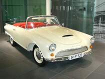 Auto Union 1000 SP Roadster. 1961 - 1965. Der 1000 SP Roadster wurde 1.640 mal in der Karosseriefabrik Baur/Stuttgart produziert. Seine Karosserie orientierte sich am Design des Ford Thunderbird. Der 3-Zylinder-Reihen-Zweitaktmotor leistete 55 PS aus 980 cm, was dem Wagen zu guten Fahrleistungen verhalf. Das schmucke Cabriolet kostete bei seiner Markteinfhrung DM 10.750,00. Audi Museum.