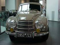 DKW Meisterklasse F89 P Limousine. 1950 - 1954. Der F89 war der erste Nachkriegs DKW und lief im neu errichteten Werk Dsseldorf vom Band (in diesem Werk werden heute die Mercedes Sprinter produziert). Es gab folgende Karosserievarianten: Limousine 2-trig, Coupe, Cabriolet 2-sitzig, Cabriolet 4-sitzig und den  Universal  genannten 2-trigen Kombiwagen. Audi Museum.