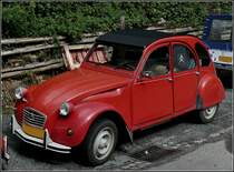 2 CV fotografiert in der Nhe der Toutschemillen / Wiltz 28.08.2010.