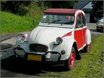 2 CV 6 Spezial fotografiert bei einem Citrontreffen. Toutschemillen / Wiltz 28.08.2010.