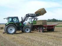 Deutz Fahr Agroxtra 4.57 hat einen Strohballen auf der Frontladergabel in Fulda-Dietershan, August 2010 

