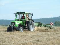Deutz mit Krone Schwader auf einem Feld in Fulda-Dietershan, August 2010