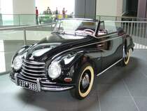 DKW 3=6 Sonderklasse Typ F91 Cabriolet 2-sitzig. 1953 - 1955. Das 2-sitzige F91 Cabriolet wurde in 432 Exemplaren bei Karmann in Osnabrck gebaut. Das abgelichtete Fahrzeug entstammt dem ersten Baujahr und ist mit dem 3-Zylinder-Zweitakt-Reihenmotor mit 896 cm und 34 PS ausgerstet.
Das F91 Cabriolet gehrte zu den deutschen Traumwagen der 1950´er Jahre. Sehr viele Prominente fuhren ein solches Fahrzeug. Desweiteren war er oft in Heimatfilmen aus jener Zeit zu sehen. Audi Museum. 