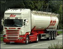 Ein NewR: SCANIA TOPLINE R420 mit Silotrailer der SiLog International. (30.08.2010)