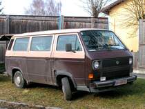 T3 dient einer Plakatiercrew, w�hrend diese die Werbetafel von vorne schm�ckten entstand dieses Foto; 080201