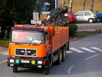 MAN mit  Commander-Club Abzeichen  sowie mit Kranaufbau; 080201