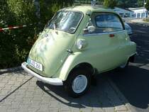 BMW Isetta als Zaungast bei der 2. Traktorenausstellung  Ahle Bulldogge us Angeschbach oh Lannehuse  am 05.09.2010 in Angersbach
