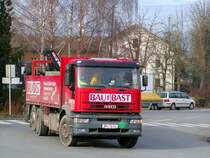 IVECO mit Kranaufbau einer Baustofffirma rast schon zum n�chsten Kunden; 080201