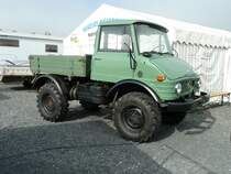 Unimog steht auf dem Ausstellungsgel�nde des 2. Fuldaer Autotages

