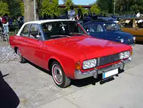 Ford Taunus 17M P7b. 1968 - 1971. Der P7b war der facegeliftete Nachfolger des 1967 vorgestellten P7. Den P7b gab es als 17M, 20M und 26M.
Die 1500´er und 1700´er Motoren im 17M waren V4-Motoren. Das abgelichtete Fahrzeug ist mit dem Doppelscheinwerfergrill des 26M versehen. Oldtimertreffen Zollverein.