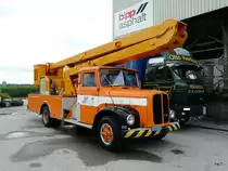 Ein Saurer 2 D mit Korbaufbau am Saurer Oldtimer Treff in Niederbipp am 28.08.2010