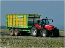 Ein Massey-Ferguson 6499 mit Anh�nger folgt dem H�cksler in kurzem Abstand. 04.09.2010