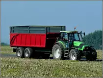 Ein Traktor der Marke Deutz-Fahr mit Anh�nger auf dem Weg zum Feld, um die Ernte einzufahren. 04.09.2010