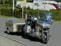 Abgestellt am Strassenrand steht dieses GoldWing Motorrad mit Anh�nger am 05.09.2010.