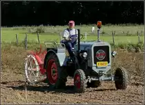 Dieser Eicher Diesel (BJ 1951) mit einer Kartoffelerntemachine ist auf dem Weg zur n�chsten Reihe, um die Kartoffeln frei zulegen. 05.09.2010 