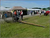 Diese Kartoffelerntemaschine wartet noch auf ein Pferdegespann, um sich an der Kartoffelernte zu beteiligen. Gromperefest Binsfeld (L) 05.09.2010