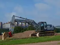 Hitachi-Zaxis 250 LC am 04.09.2010 auf der Campusbaustelle in Aachen. Im Hintergrund das Aachener Klinikum.