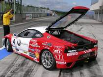Ferrari F-430 mit offenen Motorhaube. Hungaroring: 03.09.2010.