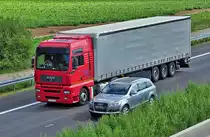 MAN D 26, von Audi �berholt, auf der A61 bei Heimerzheim - 31.08.2010