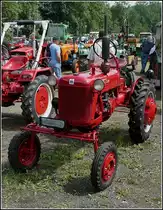 Farmall Cup BJ 1948, 10 PS, 948 ccm, auf dem Chip festgehalten am 01.08.2010 beim Oldtimertreffen in Pr�m.  