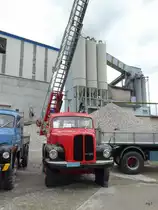Ein Saurer 2DM mit Drehleiter ex Feuerwehr Einsiedeln am Saurer Oldtimer Treff in Niederbipp am 28.08.2010