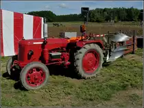 Traktor David Brown mit einem mehrscharigen Wendepflug aufgenommen am 05.09.2010.