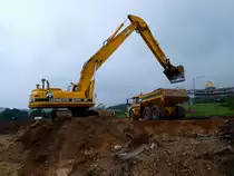 Kobelco SK 330 LC-6 Long Stick bel�d einen Volvo Dumper A30 D am 09.09.2010 an der Campusbaustelle der RWTH in Aachen Melaten mit Aushub. Beide Fahrzeuge sind von der Firma Leenaerts Born.