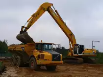 Kobelco SK 330 LC-6 Long Stick bel�d einen Volvo Dumper A30 D am 09.09.2010 an der Campusbaustelle der RWTH in Aachen Melaten mit Aushub. Beide Fahrzeuge sind von der Firma Leenaerts Born.
