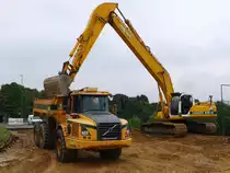 Kobelco SK 330 LC-6 Long Stick bel�d einen Volvo Dumper A25 D am 09.09.2010 an der Campusbaustelle der RWTH in Aachen Melaten mit Aushub. Beide Fahrzeuge sind von der Firma Leenaerts Born.
