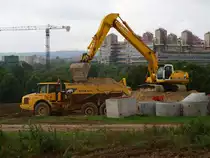 Kobelco SK 330 LC-6 Long Stick bel�d einen Volvo Dumper A30 D am 09.09.2010 an der Campusbaustelle der RWTH in Aachen Melaten mit Aushub.  Beide Fahrzeuge sind von der Firma Leenaerts Born. Im Hintergrund das Aachener Klinikum.