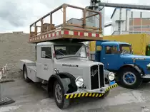Ein Saurer mit Holzaufbau zur Kontolle der Strassenbahn / Tolleybusfahrleitung der VBZ Z�rich am Saurer Oldtimer Treff in Niederbipp am 28.08.2010