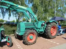 Hanomag Robust 900 mit Stoll-Frontlader ausgestellt bei der 2. Traktorenausstellung  Ahle Bulldogge us Angeschbach oh Lannehuse  am 05.09.2010 in Angersbach 